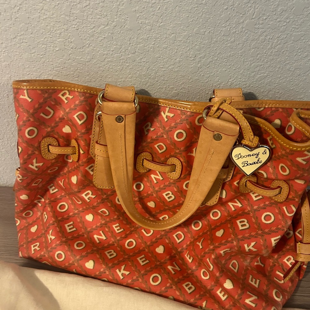 EUC Dooney & Bourke Purse with dust bag!